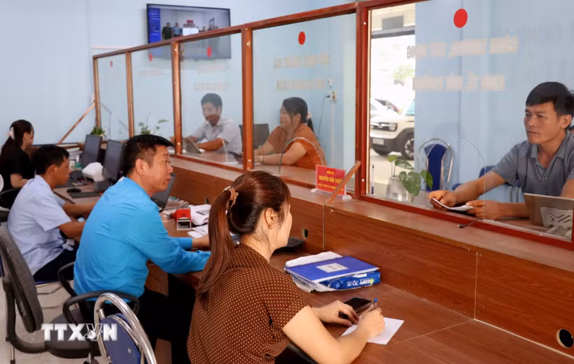 Cán bộ Trung tâm Phục vụ hành chính công xã Lao Chải (Tuyên Quang) hướng dẫn, giải quyết thủ tục hành chính cho người dân. (Ảnh: Đức Thọ/TTXVN)