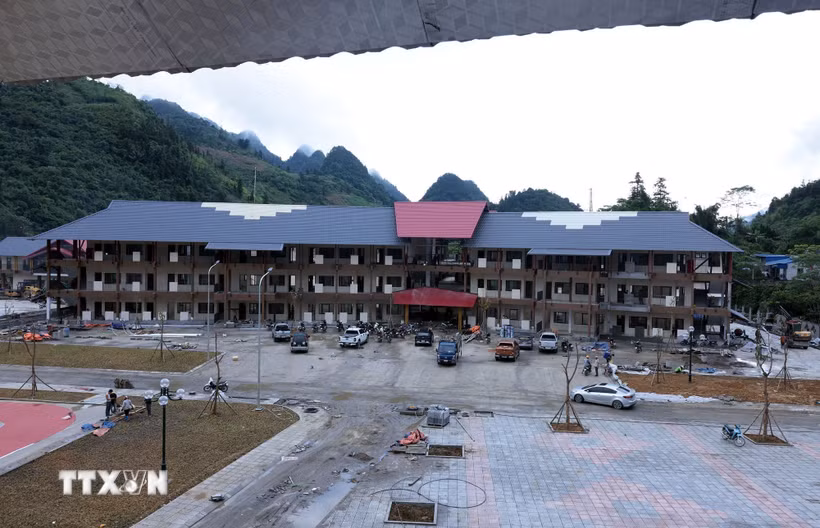 Trường phổ thông nội trú Tiểu học và Trung học Cơ sở Mường Khương có vốn đầu tư 255 tỷ đồng, đáp ứng chỗ học cho 980 học sinh vùng biên giới chuẩn bị khánh thành và đưa vào sử dụng trong năm học mới 2026-2027. (Ảnh: Trần Việt/TTXVN)