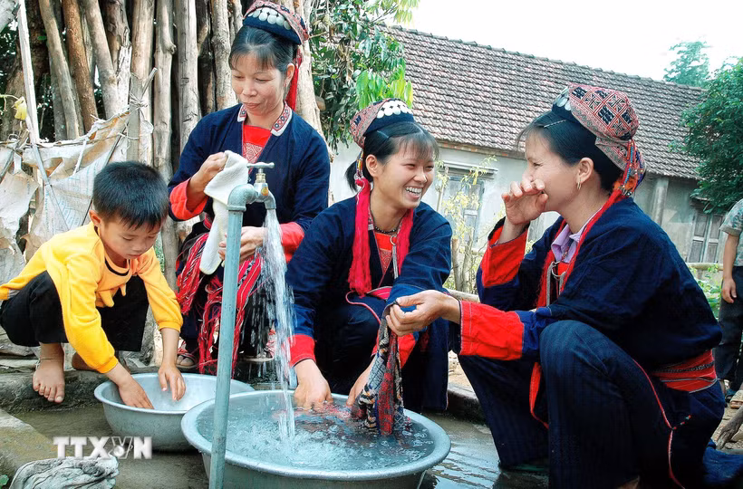 Đồng bào dân tộc thiểu số được dùng nước sạch. (Ảnh: Việt Hùng/TTXVN)