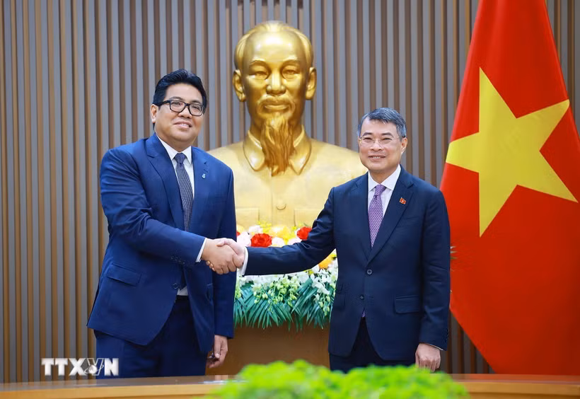 Thủ tướng Lê Minh Hưng tiếp ông Tan Sri Tengku Muhammad Taufik, Chủ tịch kiêm Tổng Giám đốc Tập đoàn Dầu khí Quốc gia Malaysia (PETRONAS). (Ảnh: Dương Giang/TTXVN)