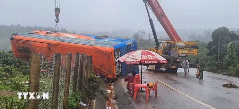 Hiện trường vụ tai nạn lật xe khách. (Ảnh: Hoài Nam/TTXVN)