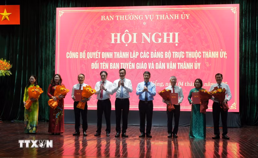Thường trực Thành ủy Đà Nẵng trao quyết định về thành lập các Đảng bộ trực thuộc Thành ủy; quyết định đổi tên Ban Tuyên giáo và Dân vận Thành ủy và các nhân sự chủ chốt được chỉ định. (Ảnh: Anh Dũng/TTXVN)