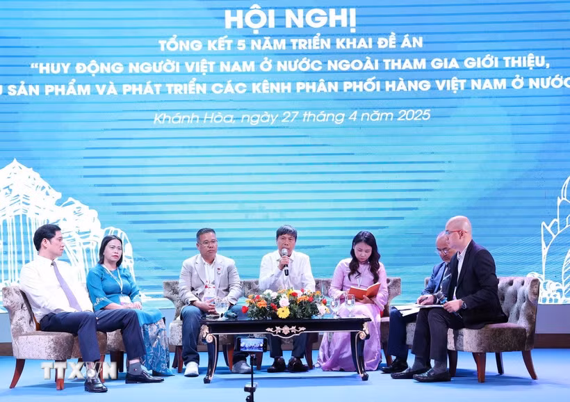 Phiên thảo luận tại hội nghị tổng kết 5 năm (2019-2024) triển khai Đề án “Huy động người Việt Nam ở nước ngoài tham gia giới thiệu, tiêu thụ sản phẩm và phát triển kênh phân phối hàng Việt Nam ở nước ngoài.” (Ảnh: Tiên Minh/TTXVN)