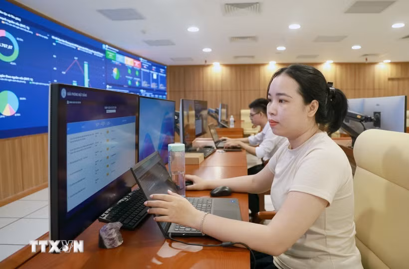 Trung tâm IOC Khánh Hòa liên tục cập nhật dữ liệu phục vụ điều hành phát triển kinh tế-xã hội của địa phương. (Ảnh: Xuân Triệu/TTXVN)