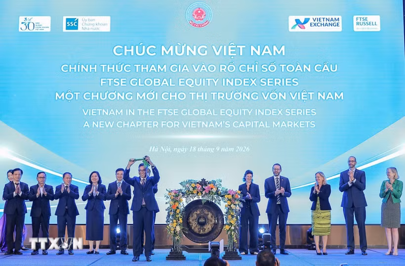 Bộ trưởng Tài chính Ngô Văn Tuấn thực hiện nghi thức đánh cồng, đánh dấu việc thị trường chứng khoán Việt Nam chính thức tham gia vào chỉ số thị trường mới nổi của FTSE GEIS (FTSE Global Equity Index Series). (Ảnh: Lê Đông/TTXVN)