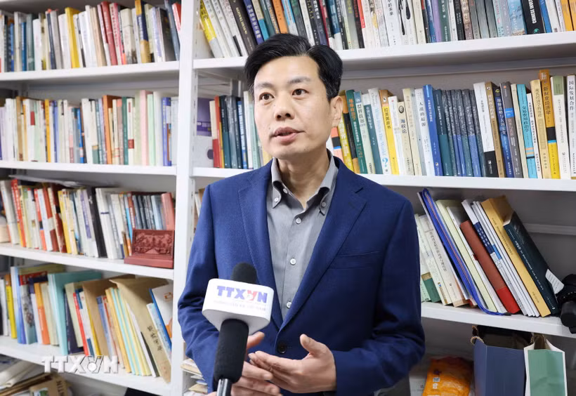 Giáo sư Thôi Thủ Quân, Học viện Quan hệ quốc tế-Đại học Nhân dân Trung Quốc trả lời phỏng vấn phóng viên TTXVN tại Trung Quốc. (Ảnh: Quang Hưng/TTXVN)