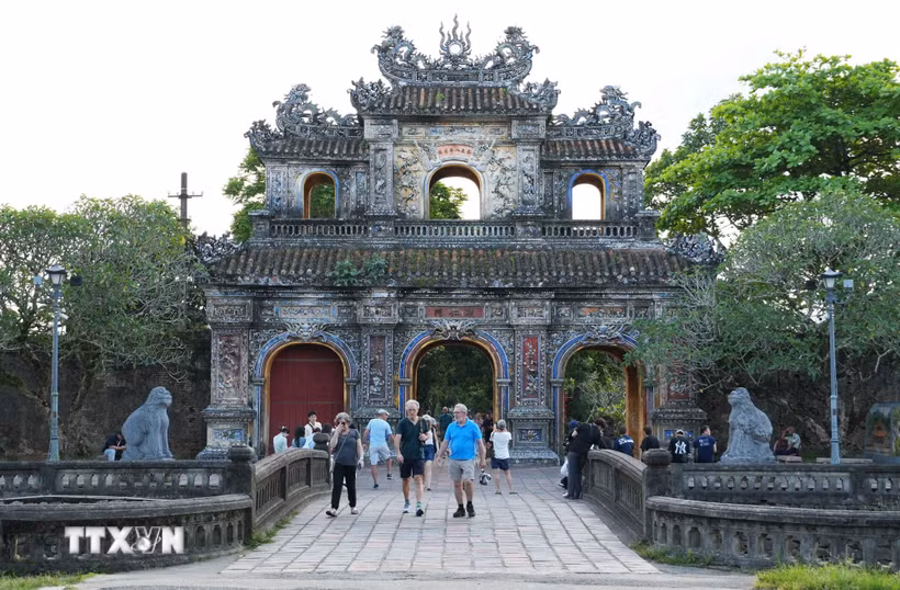 Du khách tham quan Đại Nội Huế. (Ảnh: Nguyên Lý/TTXVN)