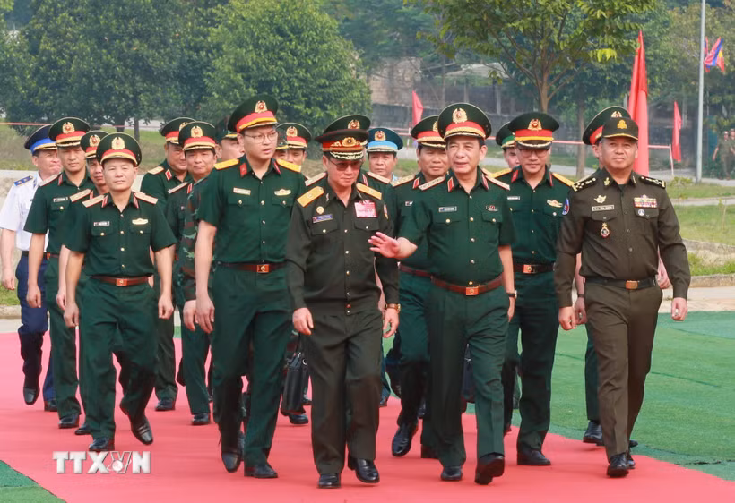 Phó Thủ tướng, Bộ trưởng Quốc phòng Việt Nam, Lào, Campuchia đến theo dõi buổi diễn tập. (Ảnh: Trọng Đức/TTXVN)