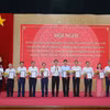 Kiểm toán Nhà nước đã trao tặng Kỷ niệm chương Vì sự nghiệp Kiểm toán Nhà nước cho 15 cá nhân tiêu biểu của ba địa phương. (Ảnh: KTNN/Vietnam+)