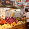 Trong sáu tháng đầu năm, doanh thu bán lẻ và dịch vụ tiêu dùng tăng mạnh, phản ánh sức mua ổn định và phục hồi kinh tế toàn diện tại Việt Nam. (Ảnh: Vietnam+)