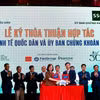 Ủy ban Chứng khoán Nhà nước cùng Đại học Kinh tế Quốc dân ký kết Thỏa thuận hợp tác. (Ảnh: Vietnam+)