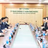 Chủ tịch Vũ Thị Chân Phương và lãnh đạo MAS bàn về hợp tác phát triển sản phẩm chứng chỉ lưu ký và quản lý thị trường tài sản mã hóa. (Ảnh: UBCKNN)