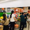 Nhu cầu tiêu dùng và các hoạt động dịch vụ tiếp tục mở rộng, góp phần tích cực thúc đẩy tăng trưởng cho toàn khu vực dịch vụ. (Ảnh: Vietnam+)