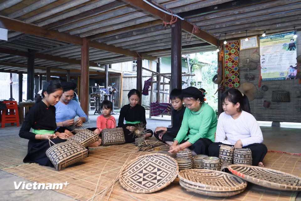 Nghĩa Đô không chỉ đẹp ở cảnh sắc, mà còn ở sự gìn giữ trọn vẹn hồn cốt văn hóa Tày. Những món ăn dân dã, nghề thủ công, nếp sống cộng đồng… tất cả hòa quyện thành di sản sống – bền bỉ qua từng thế hệ. Giữa dòng chảy đổi thay, Nghĩa Đô vẫn là minh chứng rằng: khi văn hóa được giữ gìn, bản làng sẽ không bao giờ mất đi hơi ấm của mình. (Ảnh: PV/Vietnam+)