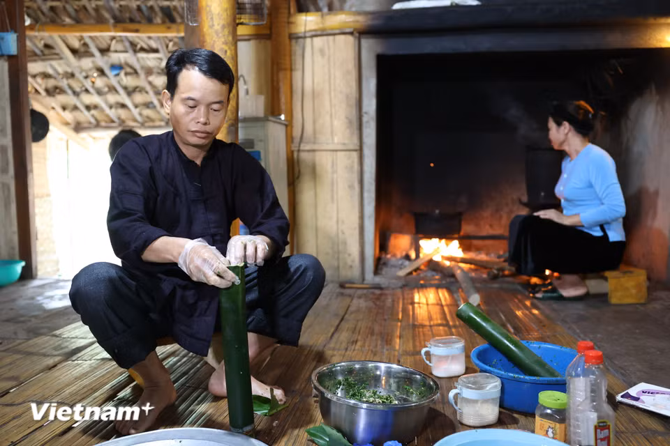 Thịt mềm thơm, hòa quyện hương lá rừng và khói bếp – Vịt bầu lam thể hiện sự tinh tế trong cách chế biến ẩm thực của người Tày.(Ảnh: PV/Vietnam+)
