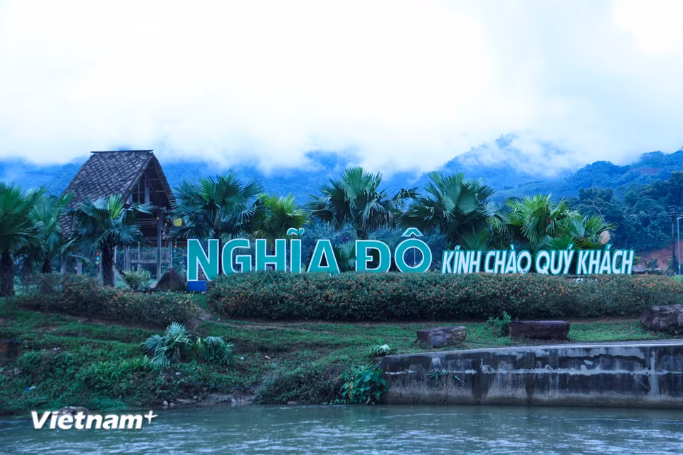 Cổng chào mang biểu tượng hoa văn truyền thống, như lời chào của người Tày gửi đến du khách, mở ra không gian văn hóa đậm đà bản sắc miền sơn cước. (Ảnh: PV/Vietnam+)