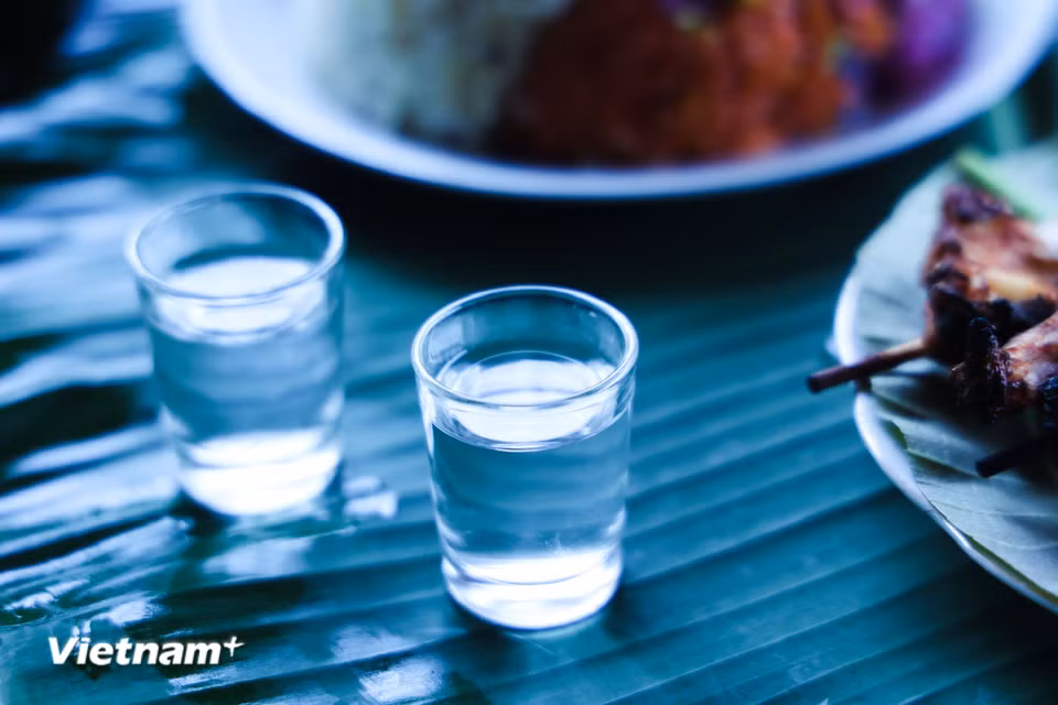Được làm từ hàng chục loại lá, vỏ cây và rễ rừng, rượu men lá là “linh hồn” của ẩm thực Tày. Mỗi gia đình lại có bí quyết riêng để tạo nên hương vị đặc trưng của rượu quê. (Ảnh: PV/Vietnam+)