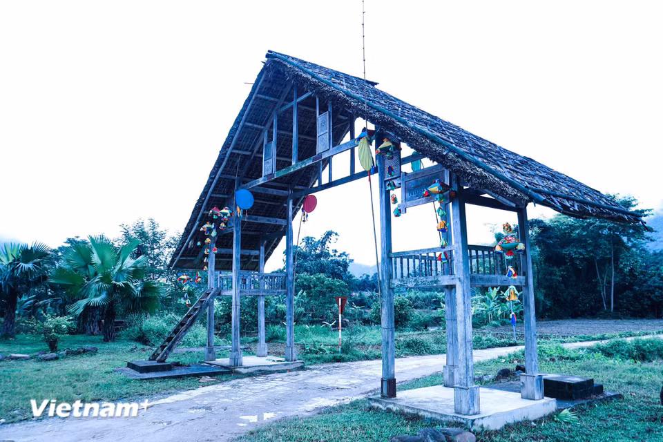 Cổng chào mang biểu tượng hoa văn truyền thống, như lời chào của người Tày gửi đến du khách, mở ra không gian văn hóa đậm đà bản sắc miền sơn cước. (Ảnh: PV/Vietnam+)