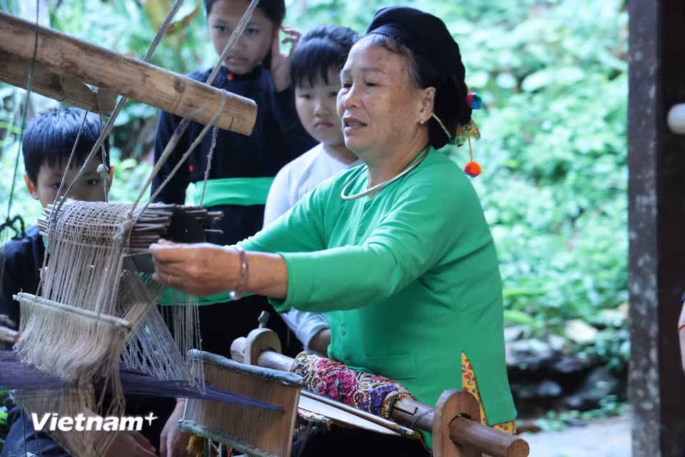 Ngoài ẩm thực, Nghĩa Đô còn bảo tồn nhiều nghề truyền thống. Nghệ nhân dân gian Nguyễn Thị San là người kiên trì truyền lại kỹ năng dệt thổ cẩm – nghề gắn bó với đời sống thường nhật của người Tày. (Ảnh: PV/Vietnam+)