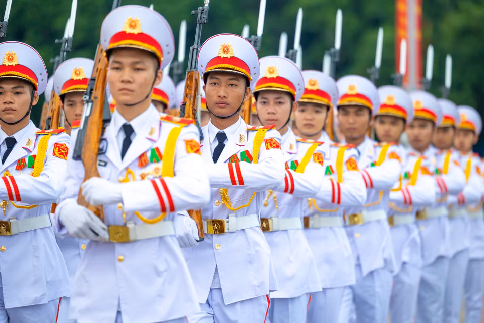 Kết thúc buổi lễ, đội tiêu binh diễu hành qua Lăng Chủ tịch Hồ Chí Minh. (Ảnh: Minh Sơn/Vietnam+)