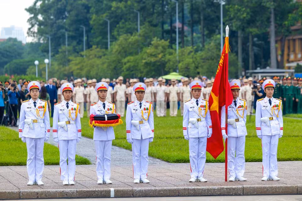 Treo cờ rủ là nghi thức thể hiện lòng tôn kính và tưởng nhớ sâu sắc đối với người đã khuất, đặc biệt là trong ngày Quốc tang. (Ảnh: Minh Sơn/Vietnam+)