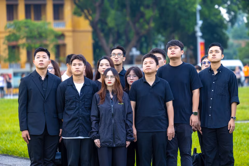 Lễ treo cờ rủ kết thúc, tuy nhiên vẫn còn rất nhiều bạn trẻ nán lại bày tỏ lòng thành kính trước lá cờ Tổ quốc. (Ảnh: Minh Sơn/Vietnam+)