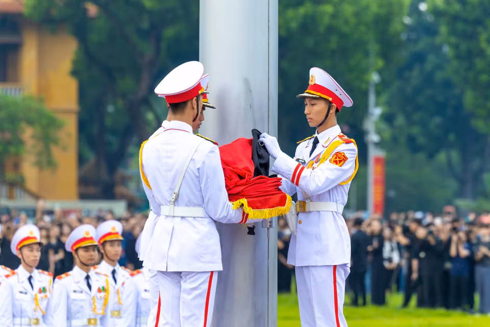 Quốc kỳ Việt Nam được kéo lên trong tiếng nhạc Quốc ca. (Ảnh: Minh Sơn/Vietnam+)