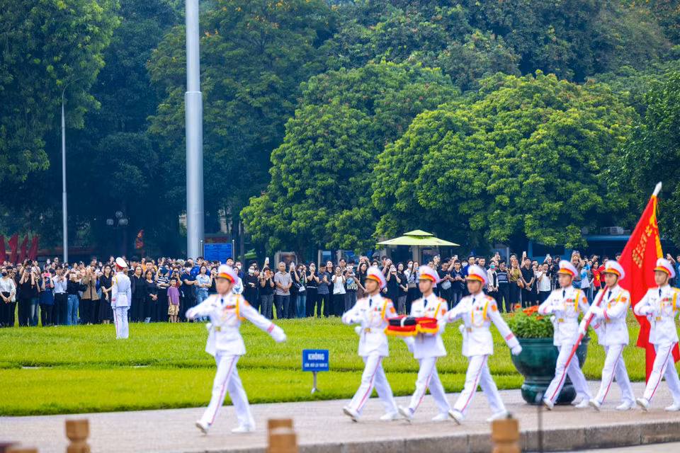 Trong thời gian 2 ngày diễn ra Lễ Quốc tang, các cơ quan, công sở trong phạm vi cả nước, các cơ quan đại diện của Việt Nam ở nước ngoài treo cờ rủ, có dải băng tang và không tổ chức các hoạt động vui chơi, giải trí công cộng. (Ảnh: Minh Sơn/Vietnam+)