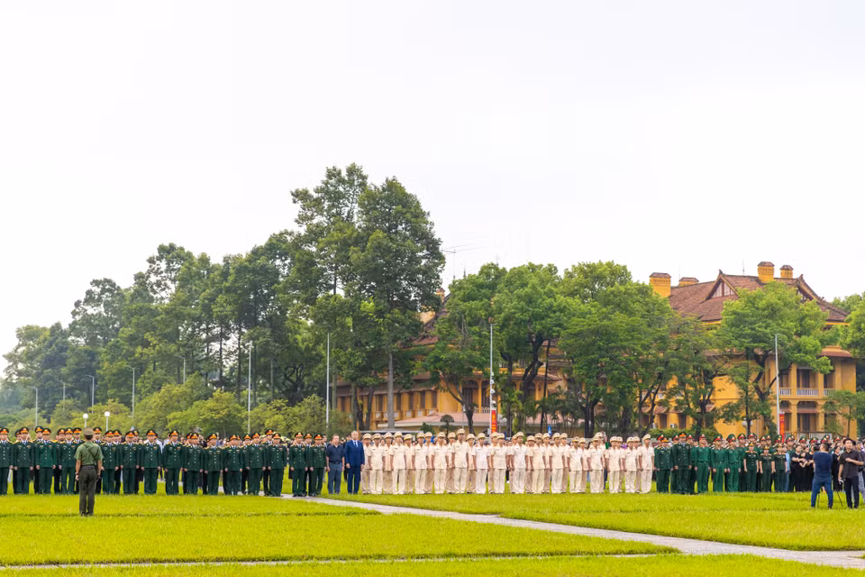 Buổi lễ chào cờ sáng nay có sự tham dự của rất đông người dân Hà Nội, du khách, khi người dân biết tin có nghi lễ treo băng để tang Tổng Bí thư Nguyễn Phú Trọng. (Ảnh: Minh Sơn/Vietnam+)
