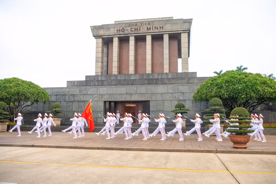 Kết thúc buổi lễ, đội tiêu binh diễu hành qua Lăng Chủ tịch Hồ Chí Minh. (Ảnh: Minh Sơn/Vietnam+)