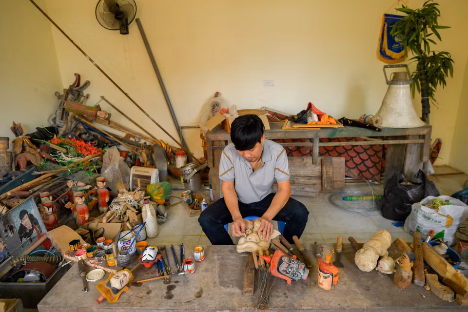 Anh Bằng cho biết cha anh, cụ Phạm Văn Bể bắt đầu gắn bó với nghề vào khoảng những năm 1957, trước nguy cơ mai một thứ nghề cổ truyền này của quê hương. (Ảnh: Thế Đại/Vietnam+)