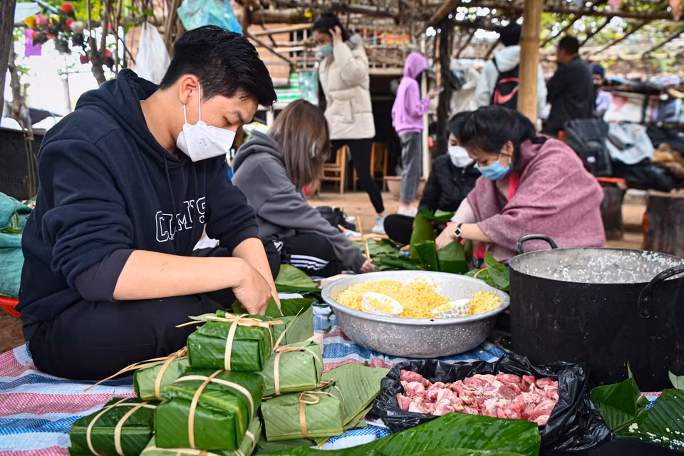 Xóm Phao là nơi sinh sống của 37 hộ gia đình với hơn 100 nhân khẩu. Do ảnh hưởng của dịch bệnh, cuộc sống của người dân nơi đây gặp nhiều khó khăn, nhiều gia đình rơi vào cảnh thất nghiệp, mất nguồn thu nhập trong khi Tết đang đến gần. (Ảnh: Minh Sơn/Vietnam+)