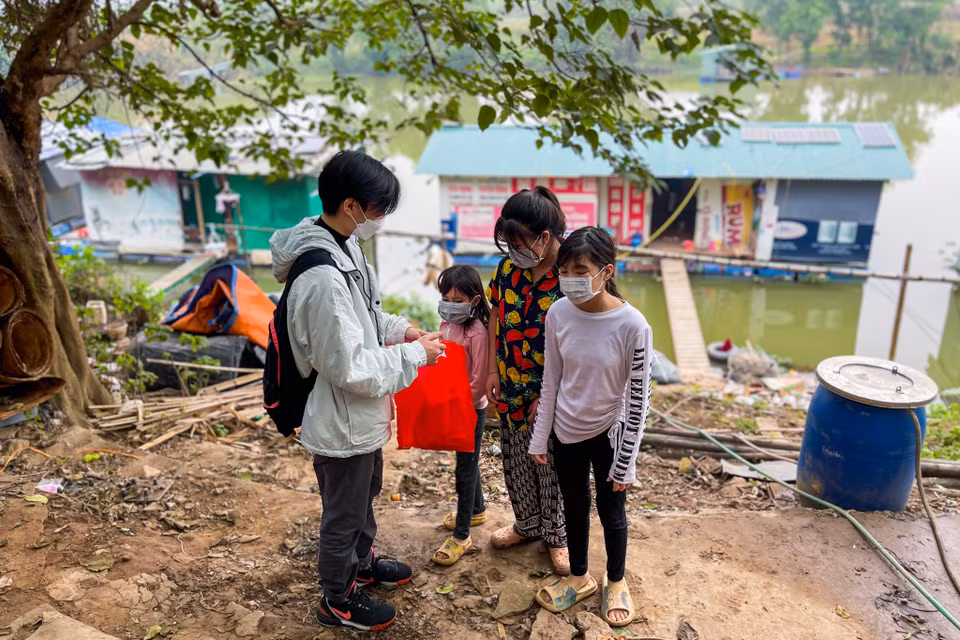 Ngoài bánh chưng, những gói quà Tết còn có thêm bộ dụng cụ vẽ cho những em nhỏ với mong muốn truyền lại niềm vui, đam mê nghệ thuật tới các em. (Ảnh: Minh Sơn/Vietnam+)