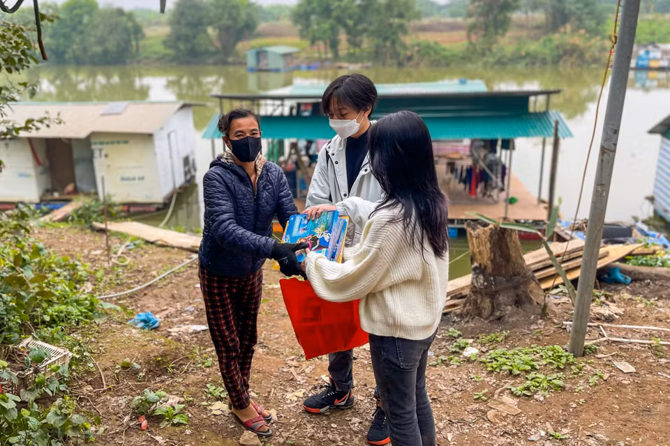 Chị Trần Thu Hoa, cư dân xóm Phao cho biết nhà có 4 bạn nhỏ, trong khi gia đình rơi vào cảnh thất nghiệp vì dịch bệnh, không có điều kiện lo cho các con một cái Tết đầy đủ nên chị rất xúc động và vui mừng khi được cộng đồng quan tâm khi Tết sắp đến. (Ảnh: Minh Sơn/Vietnam+)