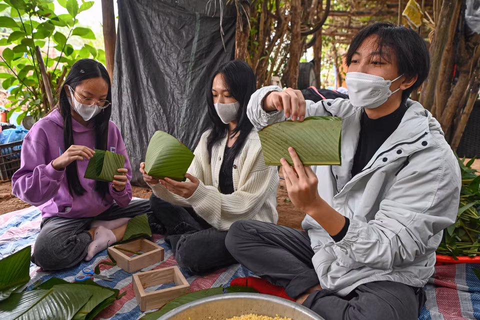 Các bạn trẻ cũng sẽ tặng dụng cụ hội họa cho những em nhỏ ở xóm Phao với mong muốn truyền cho các em niềm đam mê với nghệ thuật. (Ảnh: Minh Sơn/Vietnam+)