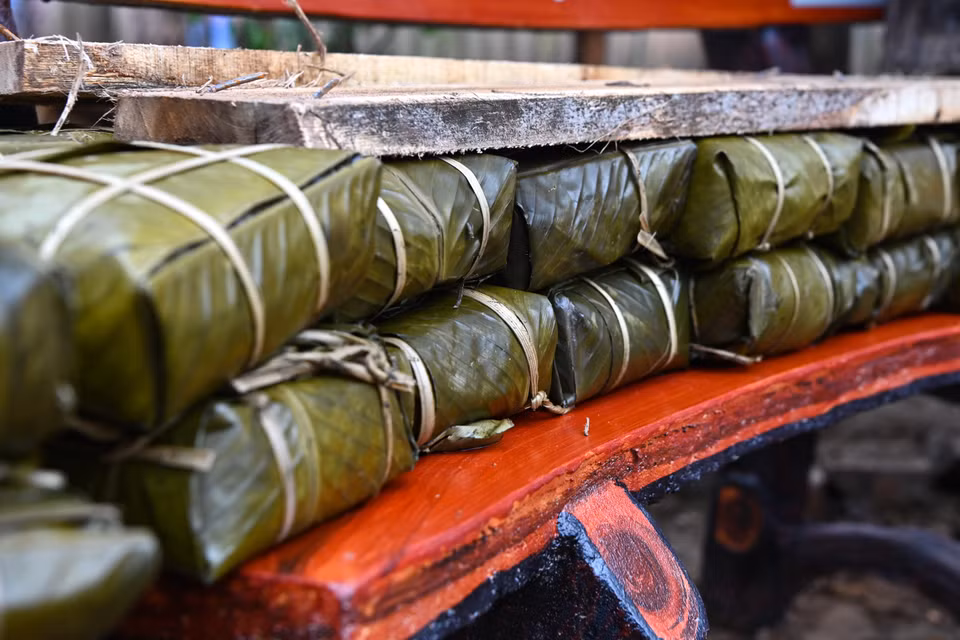 Khoảng 500 chiếc bánh chưng sẽ được trao tận tay những người dân ở xóm Phao. (Ảnh: Minh Sơn/Vietnam+)