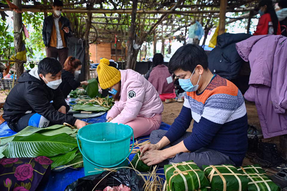 Với mong muốn mang đến một cái Tết ấm áp hơn cho khoảng 37 hộ dân ở xóm Phao, các bạn học sinh đã cùng nhau gói bánh chưng và trao quà Tết cho các hộ gia đình. (Ảnh: Minh Sơn/Vietnam+)