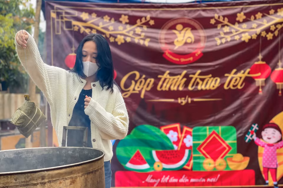 Linh Chi cho hay em cũng rất vui khi đóng góp công sức trong một chương trình thiện nguyện ý nghĩa. Đây cũng là cơ hội để em học cách chia sẻ yêu thương tới những hoàn cảnh khó khăn hơn mình. (Ảnh: Minh Sơn/Vietnam+)