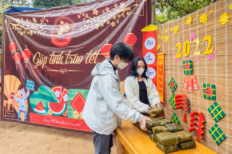 Nhiều chiếc bánh chưng chưa được vuông vắn nhưng chứa đựng trong đó là cả một tấm lòng, sự sẻ chia của các bạn trẻ. (Ảnh: Minh Sơn/Vietnam+)