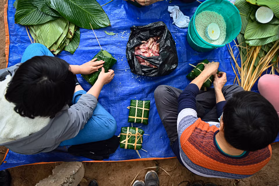 Ngoài ý nghĩa cộng đồng, đây cũng là dịp để các bạn trẻ tự tay thực hiện đủ các quy trình để làm ra bánh chưng, một món ăn đậm chất cổ truyền dân tộc. (Ảnh: Minh Sơn/Vietnam+)