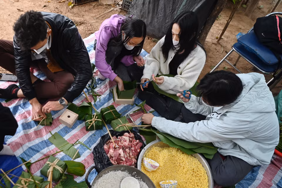 Cuối tuần qua, một chương trình đầy ý nghĩa với mục đích đem Tết tới sớm tới các hộ gia đình khó khăn ở xóm Phao (Hà Nội) đã được các thành viên câu lạc bộ L' âme cùng các thầy cô ở Vietnam Young Art triển khai. (Ảnh: Minh Sơn/Vietnam+)