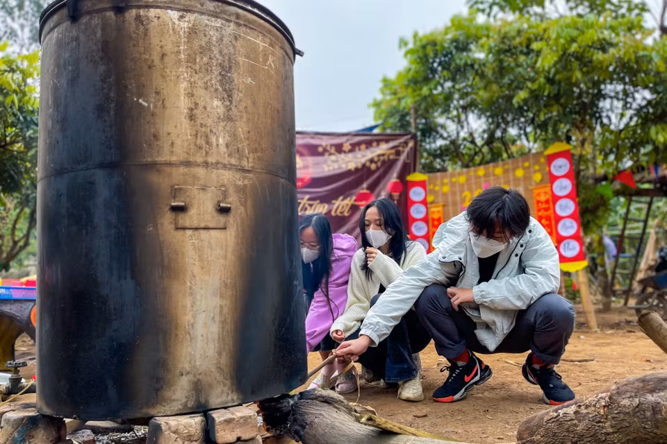 Nguyễn Linh Chi, lớp 8 trường Marie Curie Hà Nội cho biết vẫn bỡ ngỡ dù không phải là lần đầu tiên em gói bánh. (Ảnh: Minh Sơn/Vietnam+)