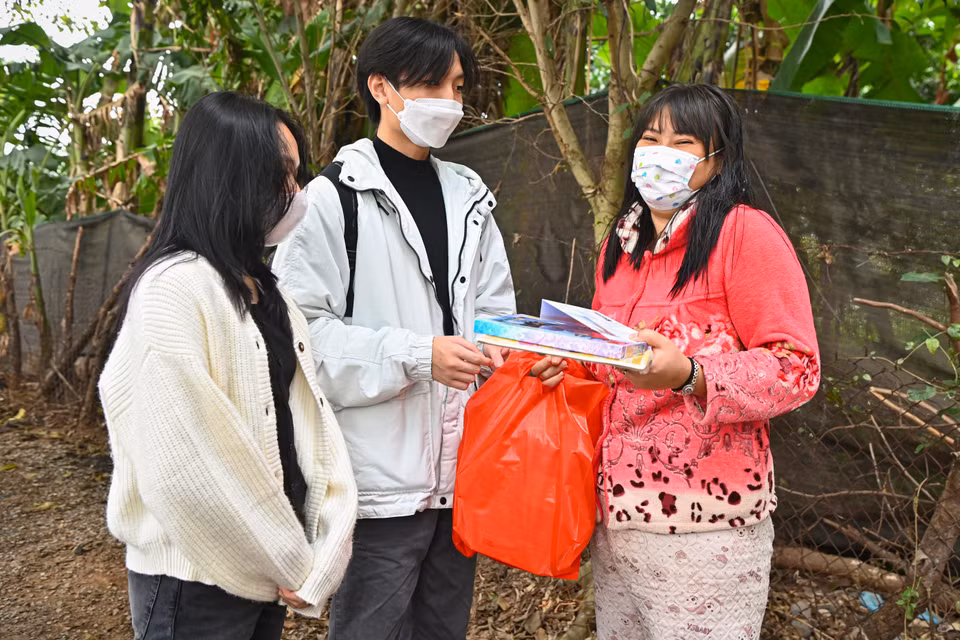 Mỗi người một hoàn cảnh, một số phận riêng nhưng người dân ở đây đều có một điểm chung là họ đều sinh sống trên những căn nhà nổi hàng chục năm nay để không phải trả chi phí tiền thuê đất ở trên bãi. (Ảnh: Minh Sơn/Vietnam+)