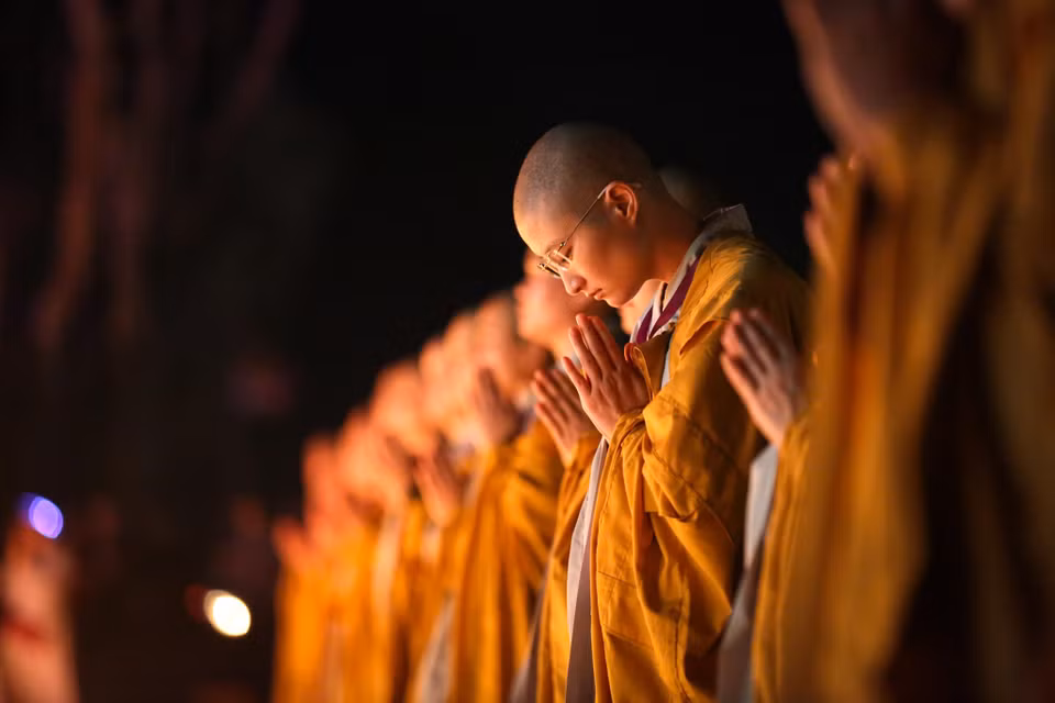 Đêm hội được tổ chức với ý nghĩa thiêng liêng cao cả, nhằm cầu nguyện quốc thái dân an, thế giới hòa bình, nhân dân an lạc. (Ảnh: Minh Sơn/Vietnam+)