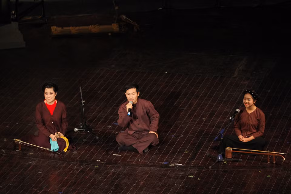 Nghệ sĩ Quang Long và Mai Tuyết Hoa nhẹ nhàng, da diết trong một bài xẩm. (Ảnh: Minh Sơn-Hoàng Long/Vietnam+)