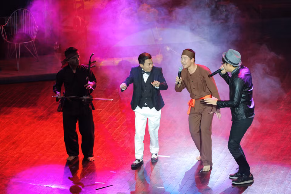 Các nghệ sĩ hát xẩm đã kết hợp với beatboxer Minh Kiến cùng vũ công hiphop MK tạo nên một bài hát ‘Dứa dại không gai’ đầy lạ lẫm và thú vị. Dù được khán giả nhiệt tình đón nhận nhưng phần xẩm đương đại kết hợp với loại hình nghệ thuật trẻ này cũng khiến ekip thực hiện lo lắng, nhất là trong chương trình đậm chất dân gian như thế này. (Ảnh: Minh Sơn-Hoàng Long/Vietnam+)