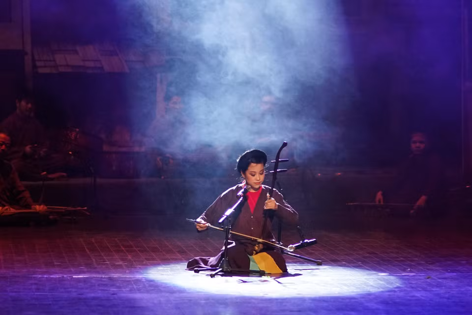 Nghệ sĩ Mai Tuyết Hoa thể hiện một chùm bài trên điệu Xẩm tàu điện và Xẩm Chợ như: Ngâm thơ đan áo, Viếng mộ Bạch Cư Dị, Tâm Bút. (Ảnh: Minh Sơn-Hoàng Long/Vietnam+)