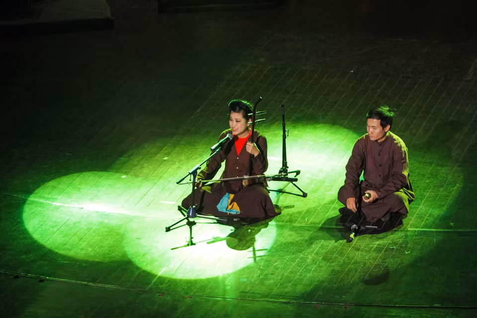 Nghệ sĩ Quang Long và Mai Tuyết Hoa nhẹ nhàng, da diết trong một bài xẩm. (Ảnh: Minh Sơn-Hoàng Long/Vietnam+)