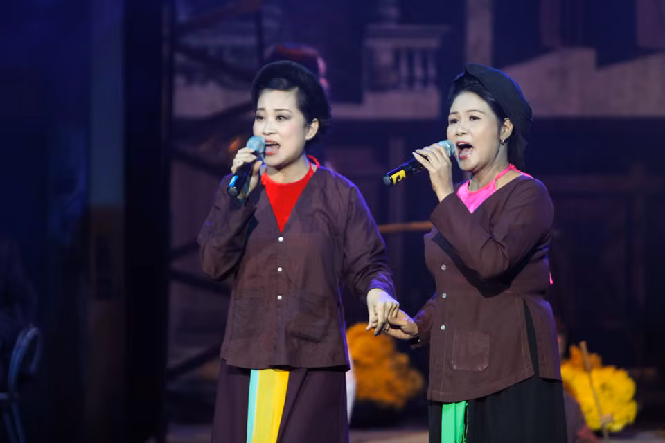 Nghệ sĩ Ưu tú Thanh Ngoan và Mai Tuyết Hoa đã cuốn hút khán thính giả Thủ đô ngay từ những phút đầu tiên với bài ‘Lỡ bước sang ngang’. (Ảnh: Minh Sơn-Hoàng Long/Vietnam+)