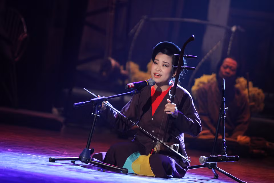 ‘Xẩm và đời’ là đêm nhạc được tổ chức với mục đích tôn vinh các giá trị nghệ thuật của xẩm và khẳng định lại vị trí của loại hình âm nhạc này trong dòng chảy âm nhạc dân gian Việt Nam. (Ảnh: Minh Sơn-Hoàng Long/Vietnam+)